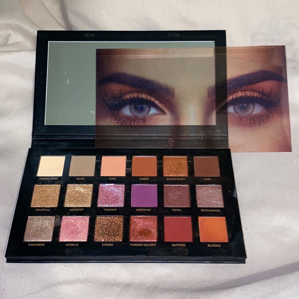 SOLD ❤️ Huda beauty desert dusk palette